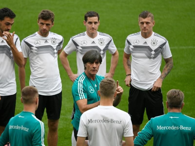 Beim Abschlusstraining schwört der Bundestrainer seine Spieler ein. Foto: Ina Fassbender