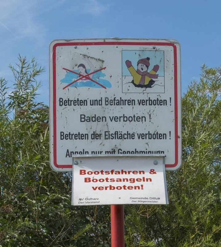 Schilder verbieten unmissverständlich das Baden in Ditfurt.