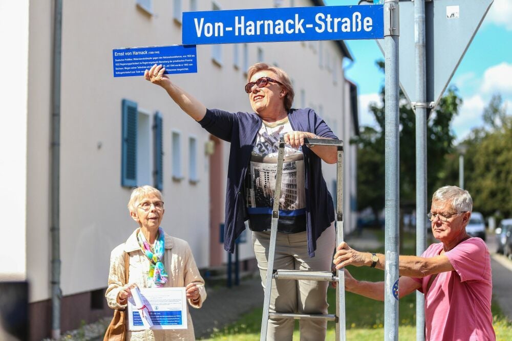 Gudrun Ringleb, Katja Finger und Günter Hannuschka, Vorsitzender des Altstadtvereins, beim Anbringen des Erklärschildes (v. l.)