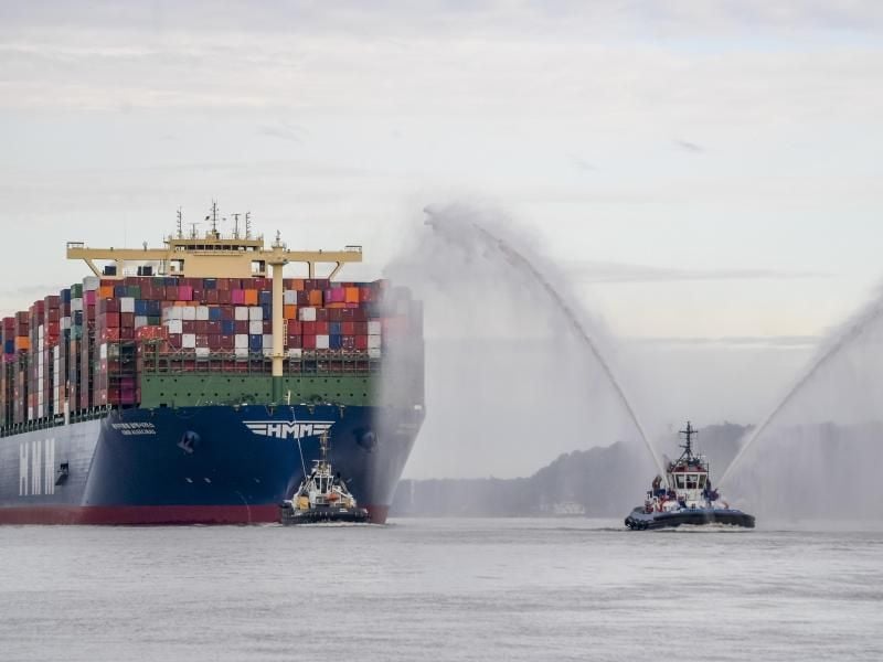 Das weltgrößte Containerschiff „HMM Algeciras“ auf seiner Jungfernfahrt im Hamburger Hafen. Foto: Axel Heimken/dpa