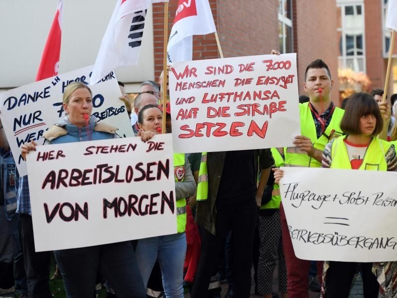 Beschäftigte der insolventen Fluggesellschaft Air Berlin fordern die Gründung einer Transfergesellschaft. Foto: Maurizio Gambarini