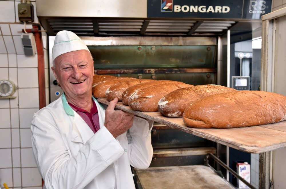 Bäckermeister Reinhard Hanke hat sich mittlerweile aus dem Alltagsgeschäft seiner Bäckerei in Wählitz zurückgezogen. Nur in der Weihnachtszeit steht er noch ab und zu in der Backstube - und bäckt Stollen. Das Backen überlässt er sonst seinen Angestellten.