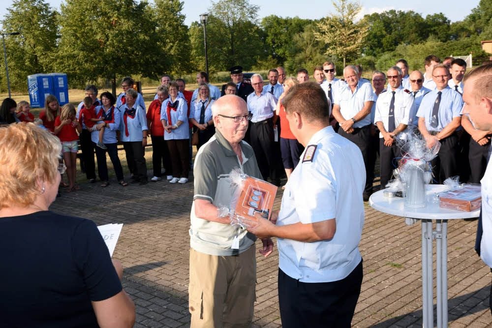 Im Zuge der Jubiläumsfeier in Trebbichau/Micheln wurde Randolf Kurz für seine 40-jährige Mitgliedschaft in der Feuerwehr geehrt.