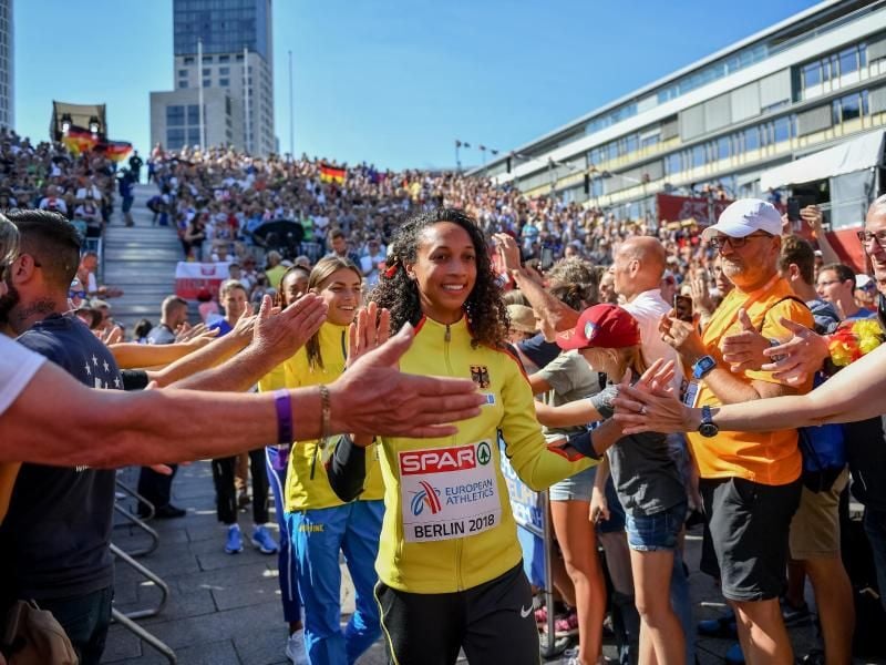 Die deutsche Goldmedaillengewinnerin Malaika Mihambo auf dem Weg zur Siegerehrung am Breitscheidplatz in Berlin. Foto: Bernd Thissen