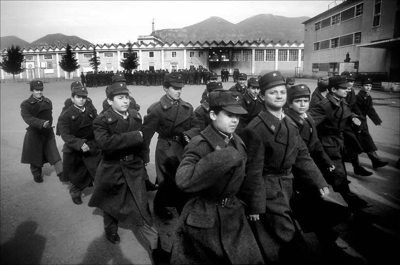 1992: Kindersoldaten der Kadettenanstalt Skanderbek exerzieren in Tirana.