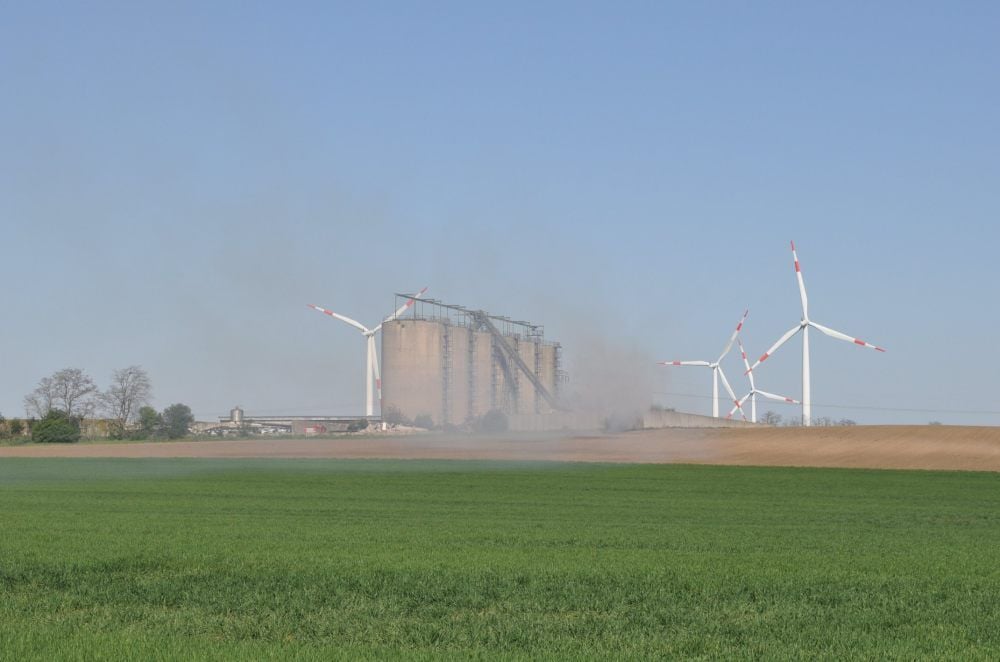Noch am Nachmittag waren die Folgen des Brandes weithin zu sehen. Der geschätzte Schaden für den Betrieb ist fünfstellig.