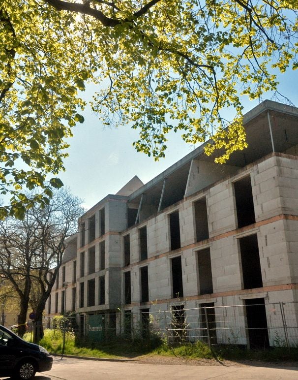 Dieser Rohbau steht seit 2010 auf dem Grundstück des abgerissenen Stadtbad in der Schillerstraße in Aschersleben.