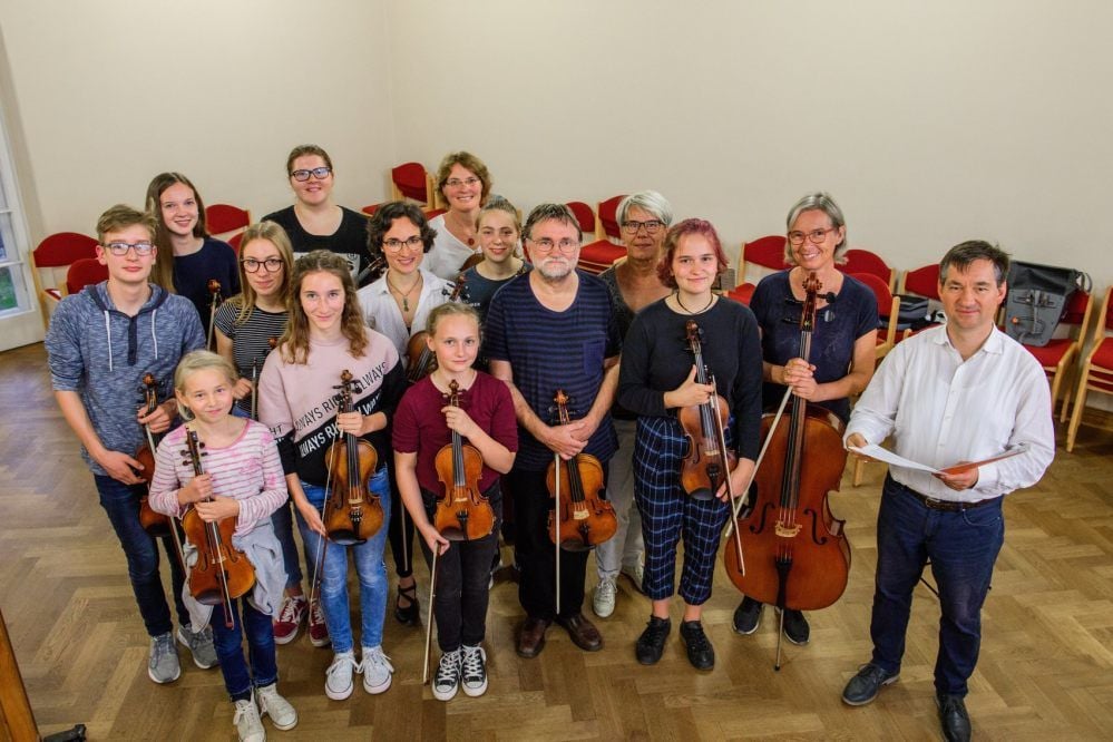 Wollen im Auftaktkonzert der neuen Saison der Konzertreihe „Musik für Kinder“ unter der Leitung von Domkantor KMD Jan-Martin Drafehn mit Leopold Mozarts Schlittenfahrt den Winter nach Naumburg holen: das Kinder- und Jugendorchester der unter anderem von Claudia Wahlbuhl geleiteten Naumburger Musikschule Clarina.