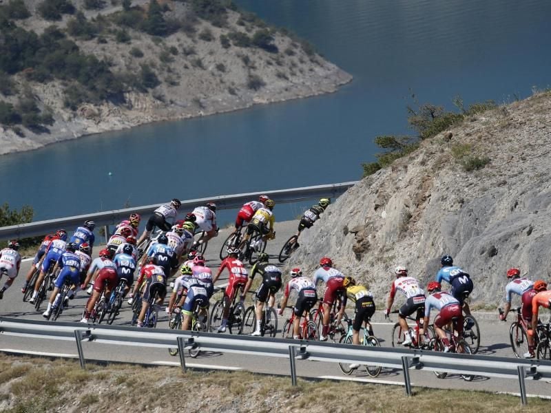 Ab Samstag können sich deutsche Radsportfans wieder auf spektakuläre Live-Bilder von der Tour de France freuen. Foto: Christophe Ena/AP/dpa