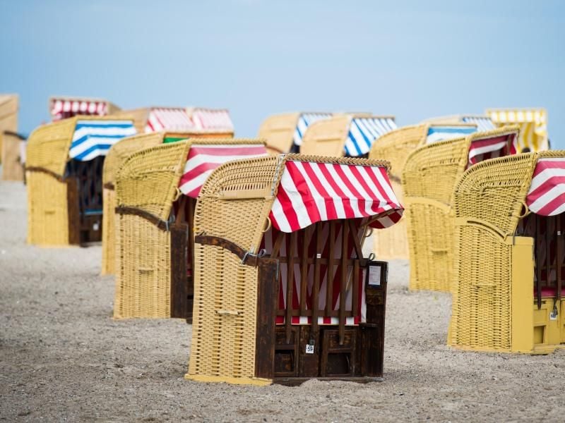 Leere Strandkörbe stehen in Travemünde im Sand. Foto: Christophe Gateau/Archiv