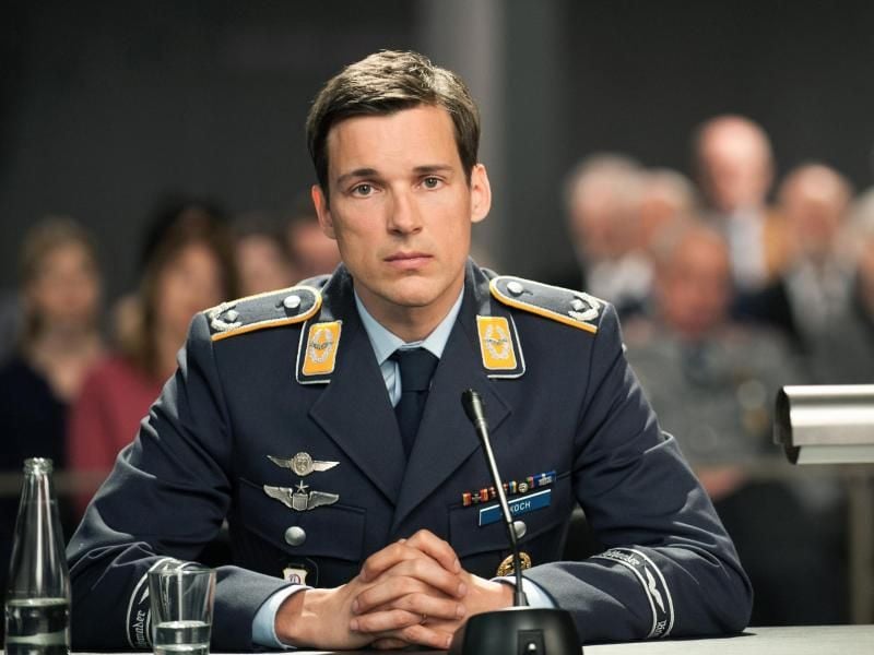 Der Angeklagte Eurofighter-Pilot Lars Koch (Florian David Fitz). Foto: Julia Terjung/ARD Degeto/Moovie