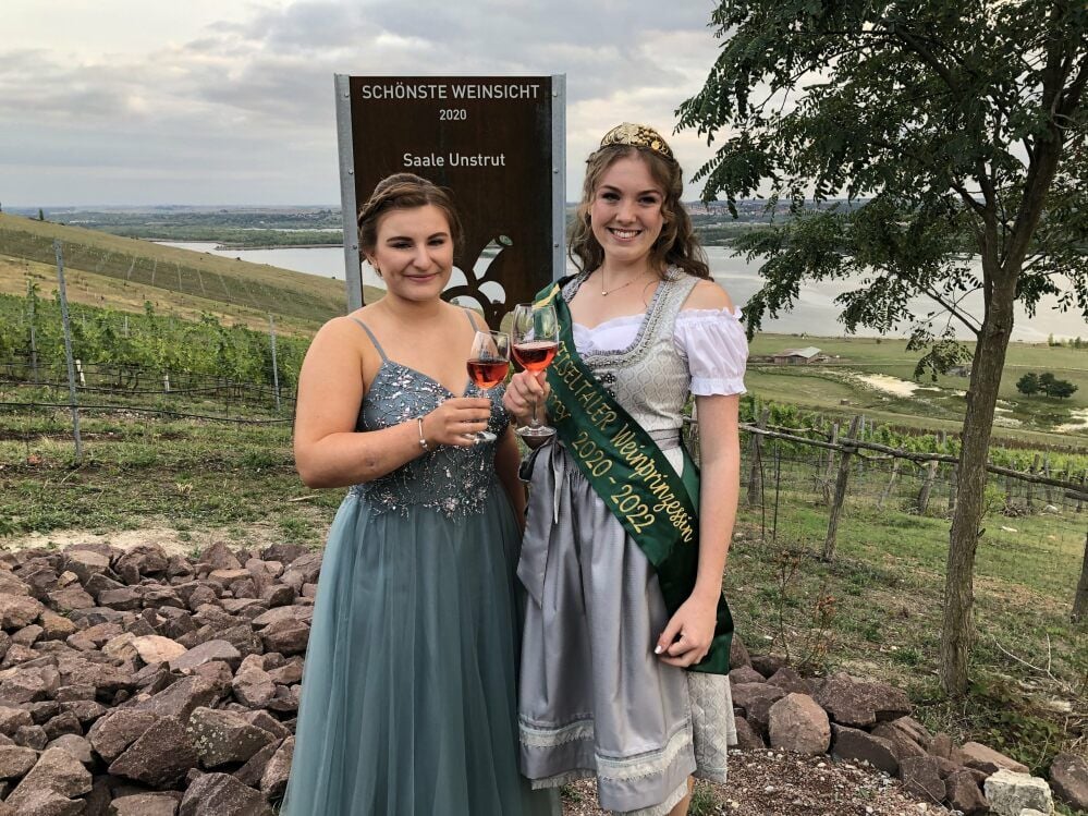 Romy Richter ist von Vorgängerin Natalie Reimann (l.) zur neuen Geiseltaler Weinprinzessin gekrönt worden.