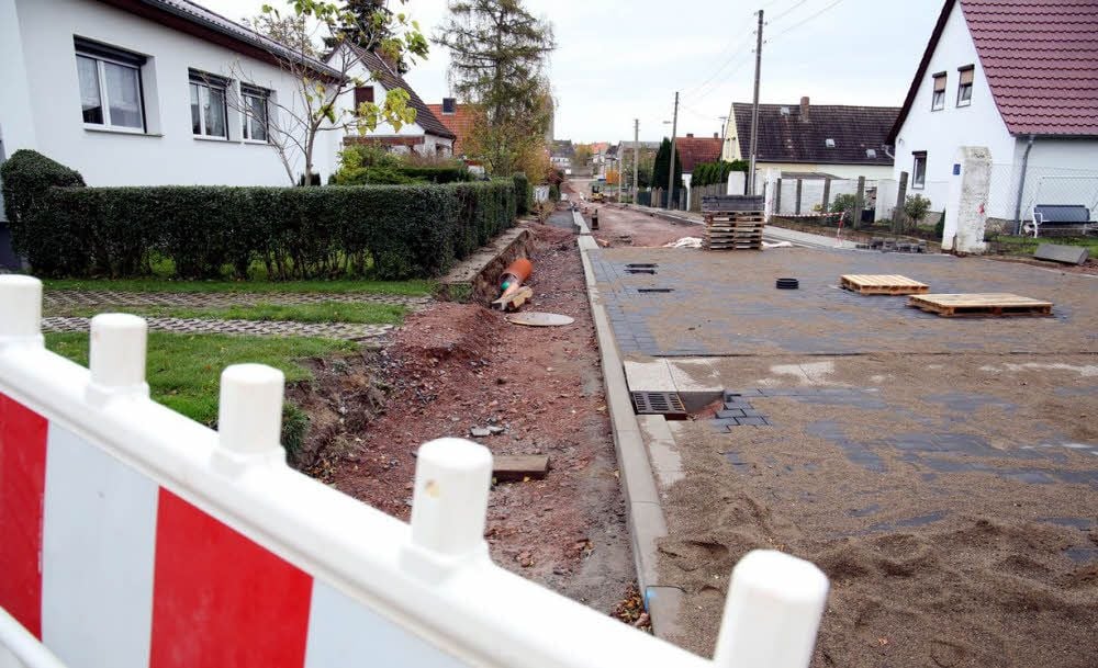 Die Lindenstraße in Plötzkau ist ein Zankapfel. Der Winter naht und die Bauarbeiten stocken.