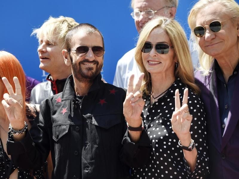 Ringo Starr (l) feierte mit seiner Frau Barbara Bach und dem Gitarristen Joe Walsh seinen 77. Geburtstag. Foto: Chris Pizzello