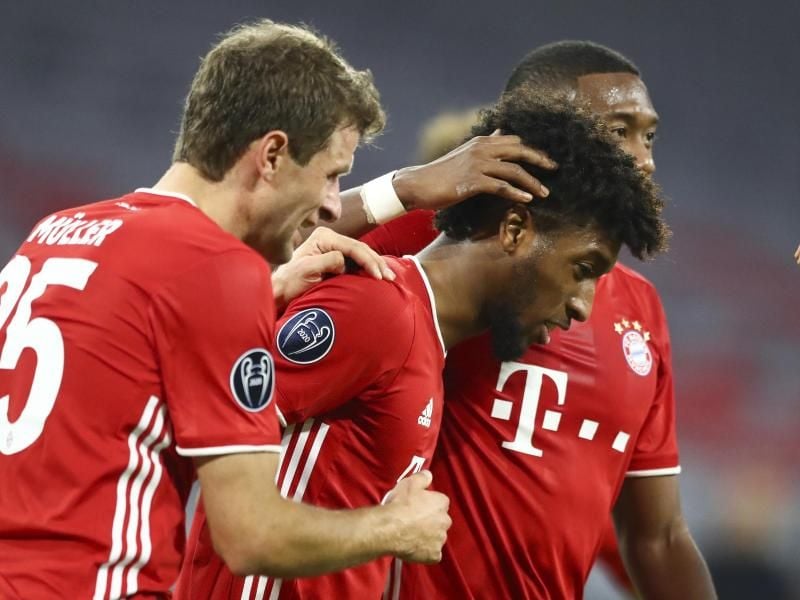 Münchens Matchwinner Kingsley Coman (M) bejubelt sein 4:0 zusammen mit Thomas Müller (l) und David Alaba. Foto: Matthias Schrader/Pool AP/dpa