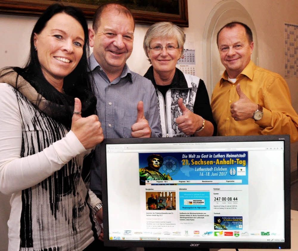 Susann Gabriel, Gerald Fuchs, Jutta Fischer und Siegmund Michalski (von links) im neuen Organisationsbüro im Rathaus. Auch die Internet-Seite für den Sachsen-Anhalt-Tag ist jetzt online.