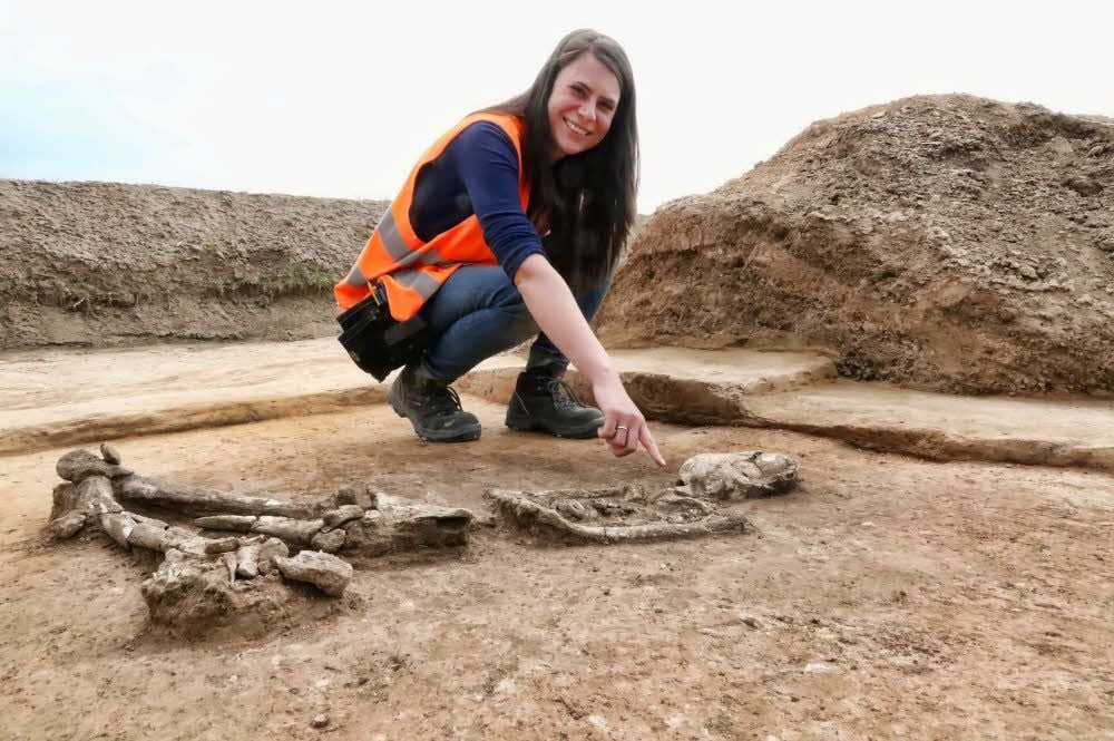 Grabungsleiterin Maria Kluge vor einer Grabstelle. Hier wurde ein Mann vor rund 4.000 Jahren beerdigt.