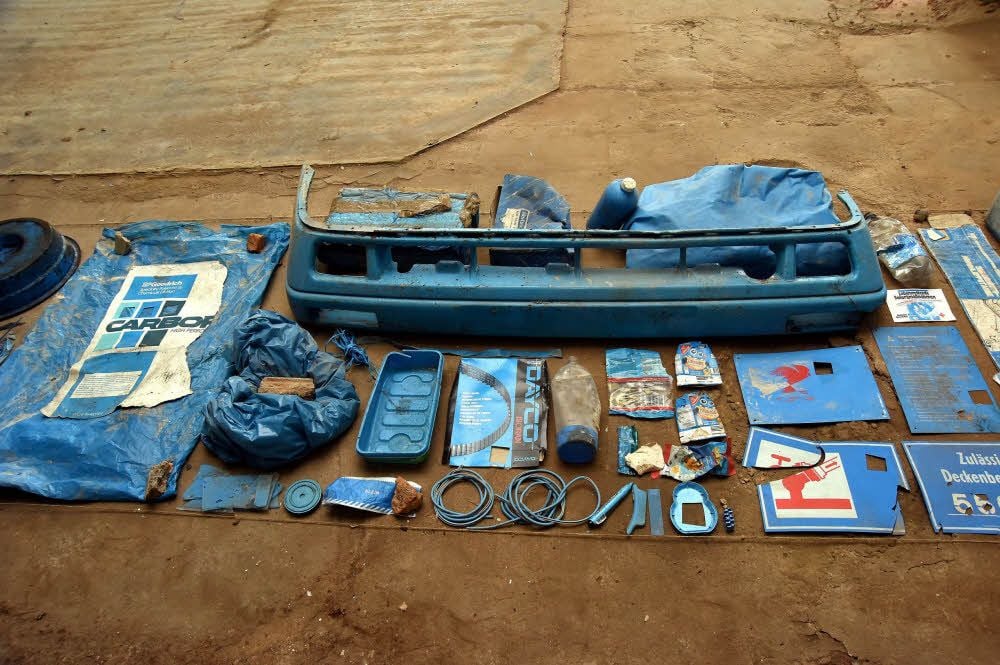 Alles in Blau: Fundstücke aus der ehemaligen Fabrik.