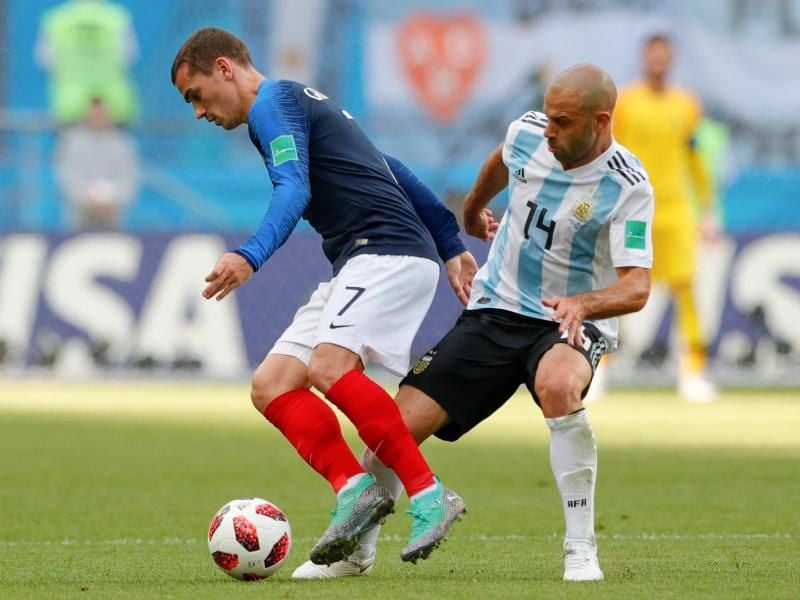 Argentiniens Javier Mascherano (r) kämpft mit Antoine Griezmann um den Ball. Foto: Ricardo Mazalan/AP