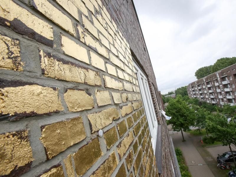 Goldene Farbe auf einer Hauswand in Hamburg. Foto: Bodo Marks/Archiv