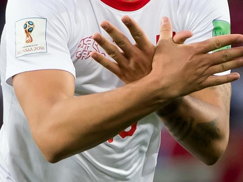 Xhaka formte nach seinem Treffer mit den Händen den doppelköpfigen Adler und provozierte damit die Serben. Foto: L. Gillieron/Keystone
