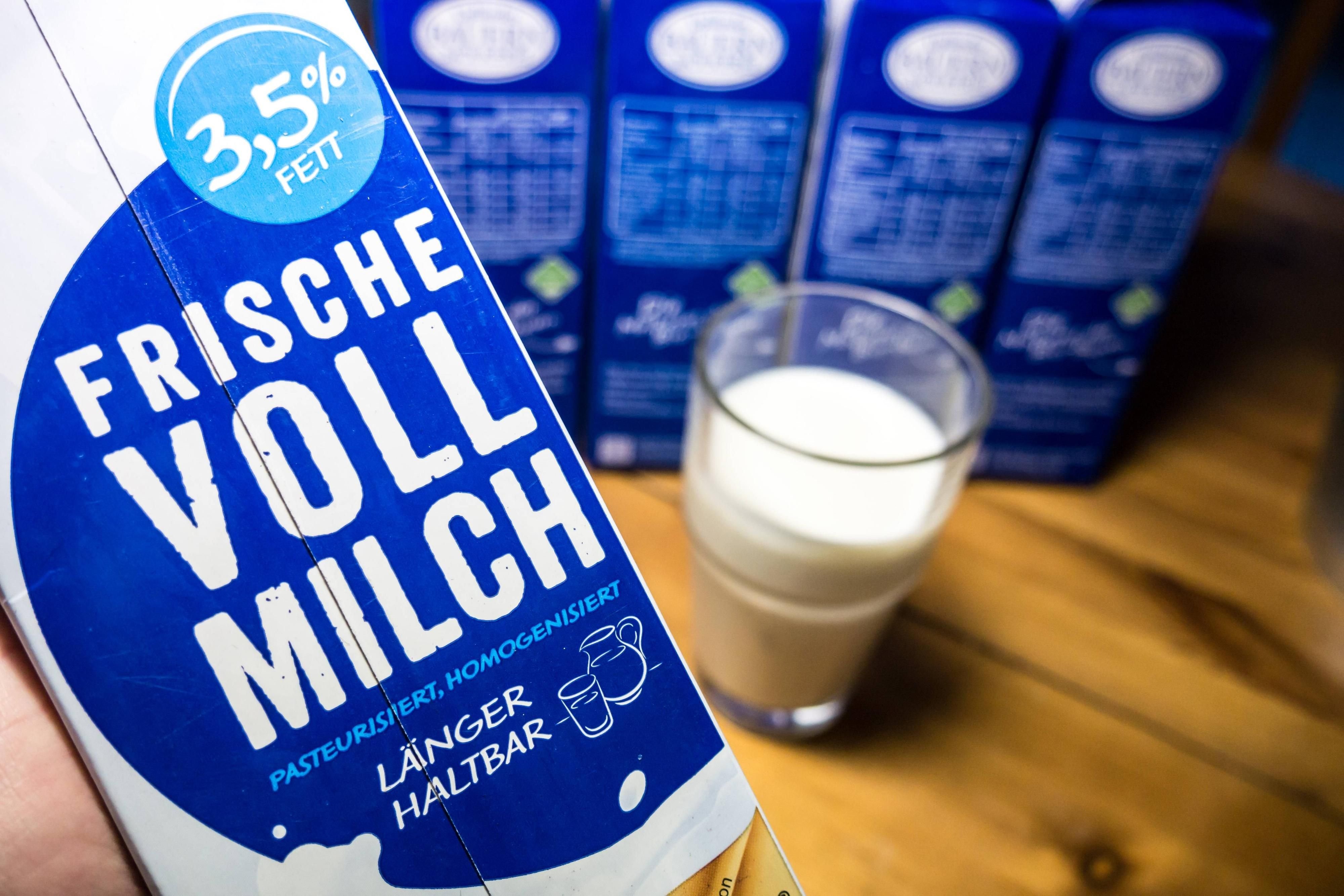 Milch-Trinker werden ab November tiefer in die Tasche greifen müssen.