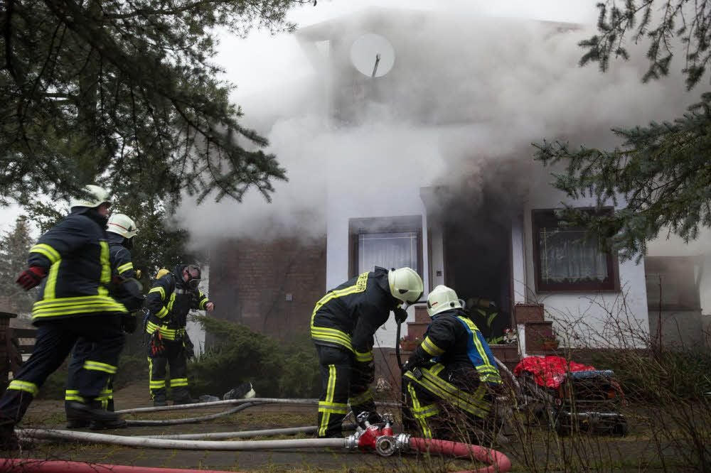 Dicke Rauchschwaden, die das Suchen nach dem Vermissten erschwerten, quollen aus dem Wohnhaus in der Annaburger Jahnstraße.