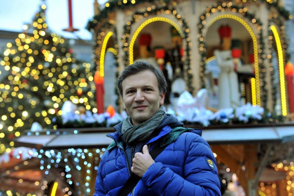 Thomas Remmert auf dem Weihnachtsmarkt – seine Musikauswahl im Ohr.
