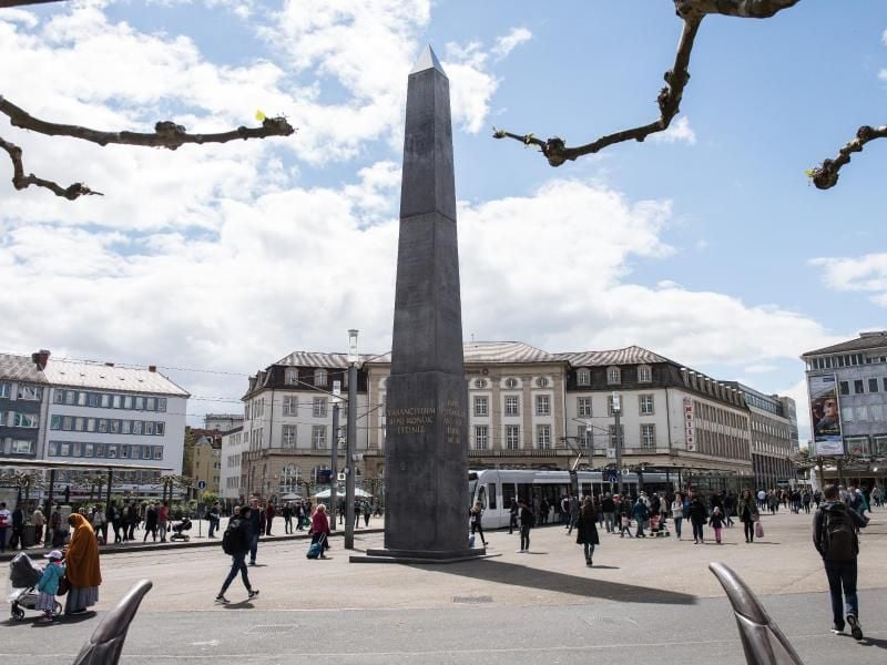 Der Obelisk von US-Künstler Olu Oguibe steht auf dem Kasseler Königsplatz. Foto: Swen Pförtner/Archiv
