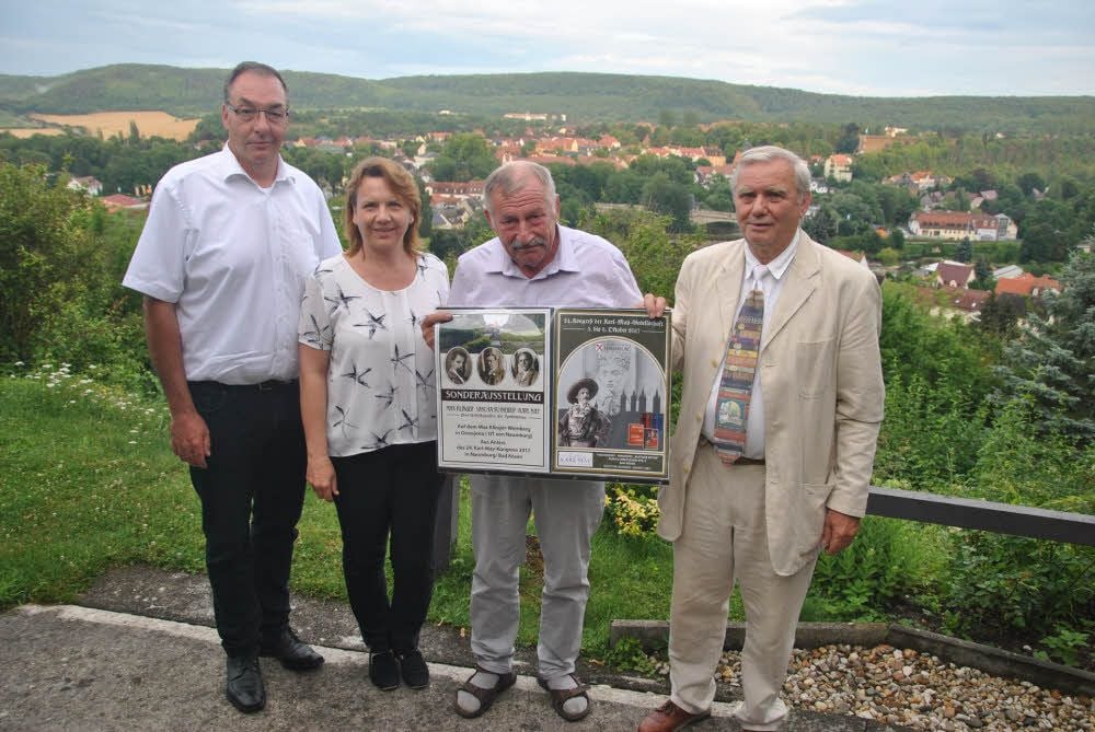Klaus Mischke (l.), neuer Präsident des Lions Clubs Naumburg, und Vorgängerin Kerstin Bleymehl sowie der frühere Ortsbürgermeister Gerd Förster und Reinhard F. Gusky präsentieren das Plakat zum Karl-May-Kongress.