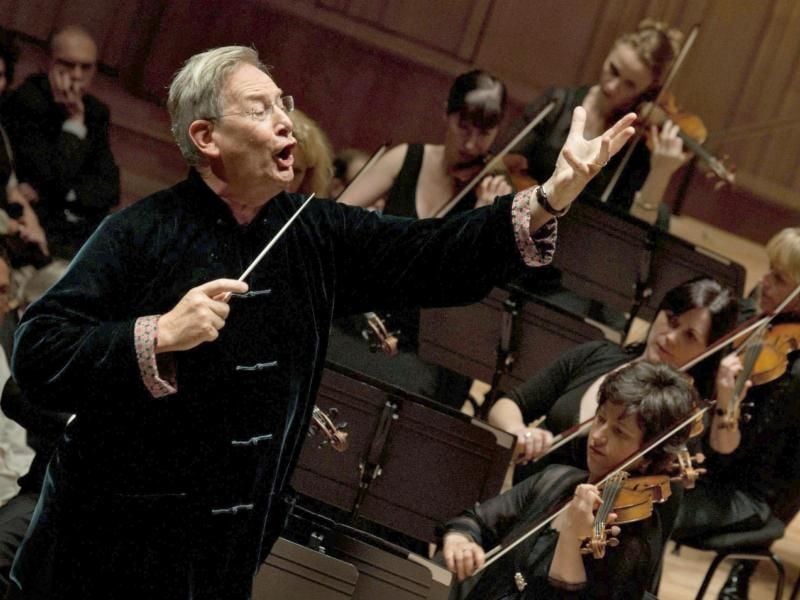 Der britische Dirigent Sir John Eliot Gardiner (l) dirigiert das Orchestre Revolutionnaire et Romantique. Foto: Bea Kallos/Archiv