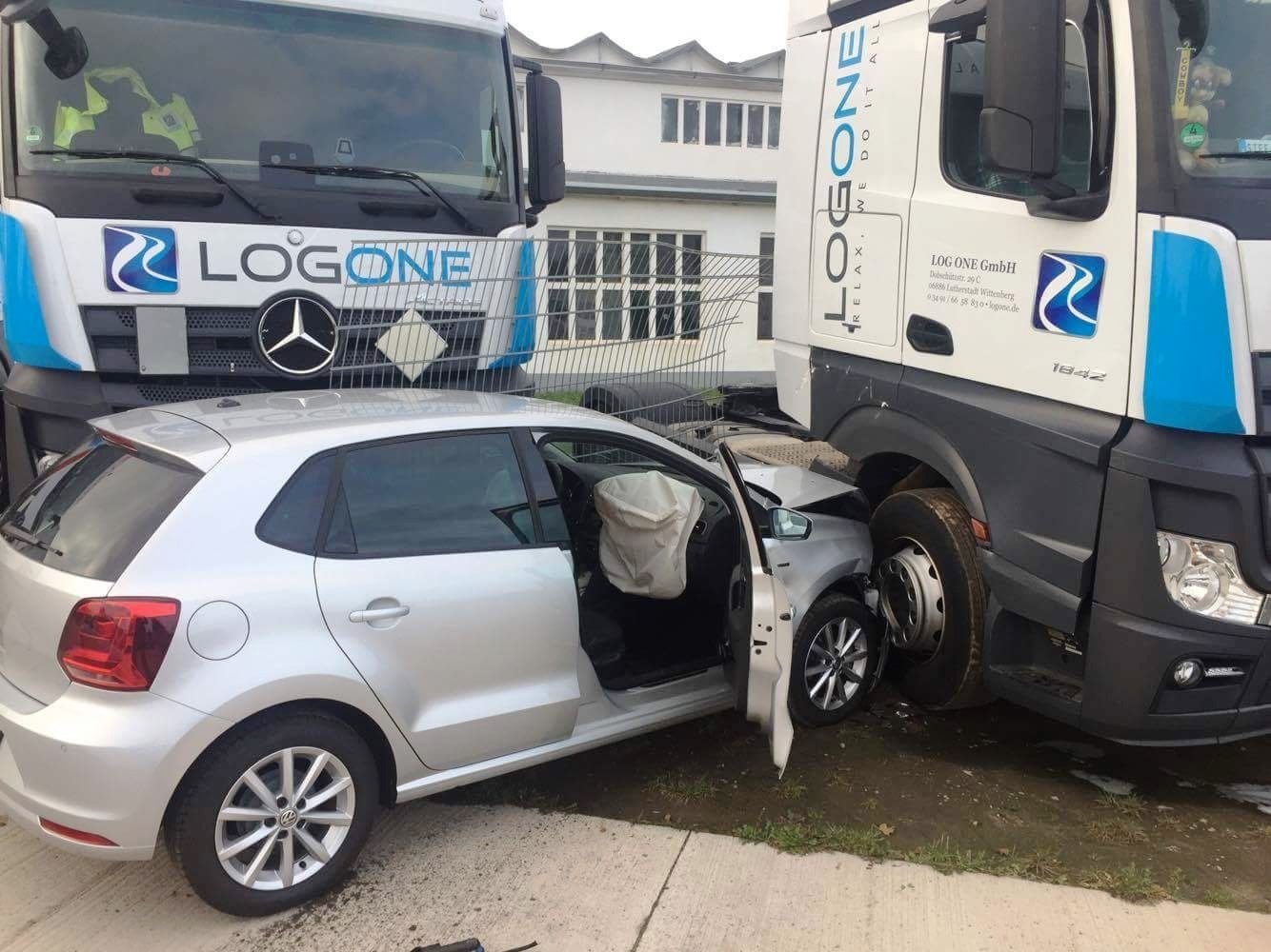 Im Wittenberger Nussbaumweg ist eine Seniorin in einen Lkw gefahren.