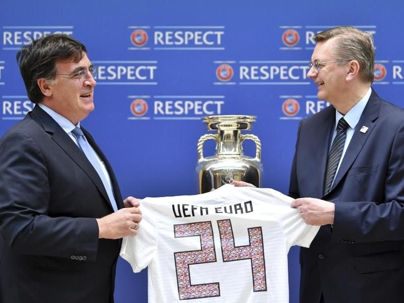 DFB-Präsident Reinhard Grindel (r) übergibt die Bewerbungsunterlagen für die EM 2024 an UEFA-Generalsekretär Theodore Theodoridis. Der Deutsche darf nicht abstimmen. Foto: Harold Cunningham/UEFA