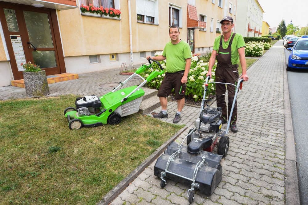 Christian Schubert (r.) hat nach langer Arbeitslosigkeit dank „MitArbeit“ einen Job bei Daniel Roschk gefunden.