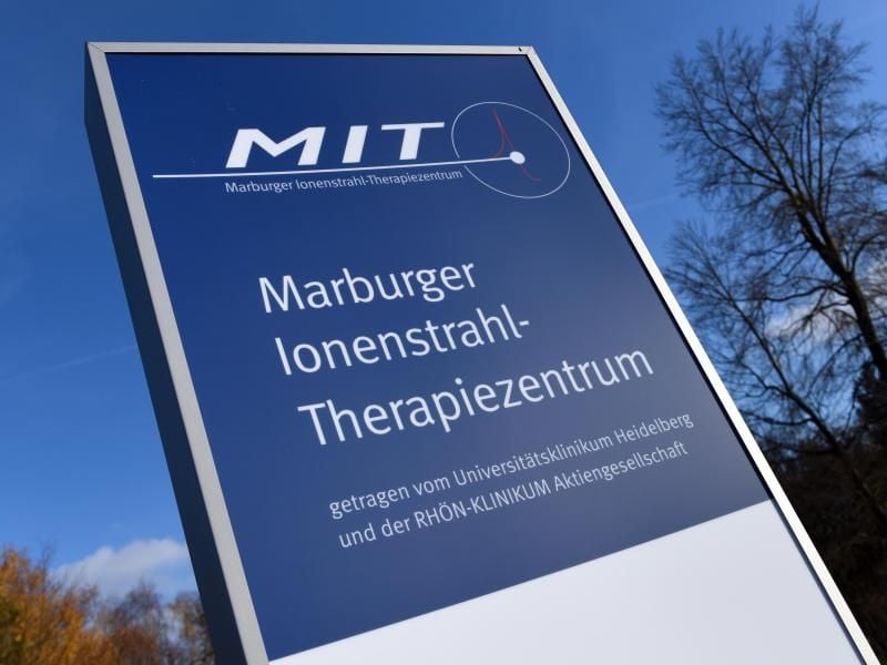 Ein Hinweisschild vor dem Therapiezentrum. Foto: Uwe Zucchi/Archiv