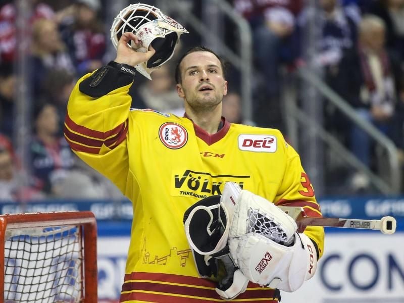 Verlässt nach fünf Jahren und 211 Spielen die Düsseldorfer EG: Goalie Mathias Niederberger. Foto: Andreas Gora/dpa