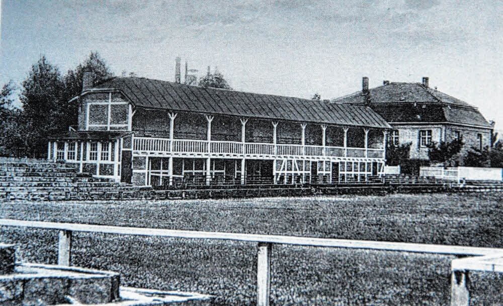 So sah das Stadion am Zoo um 1920 aus - damals noch mit Holztribüne. Das Haus rechts dahinter steht noch heute und wird vom VfL genutzt.