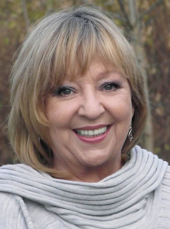 Angelika Mann ist eine studierte Sängerin und Pianistin und eine ausgezeichnete Komödiantin.