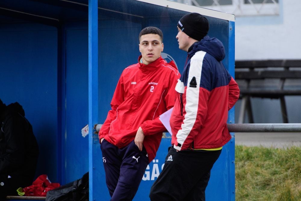 Naumburgs Neuzugang Feras Boski (l.) vor seiner Einwechslung in Bad Kösen mit Co-Trainer Martin Pastuschek.