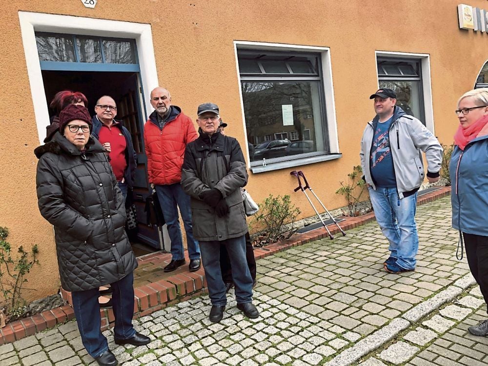 Bewohner der Werkssiedlung vor dem Büro ihres Vermieters am Karl-Liebknecht-Platz.