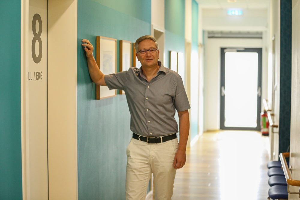 Der leere Wartebereich trügt: Hausärzte wie Thomas Frank haben auch Coronazeiten viel Arbeit. Sie müssen sie allerdings anders organisieren.