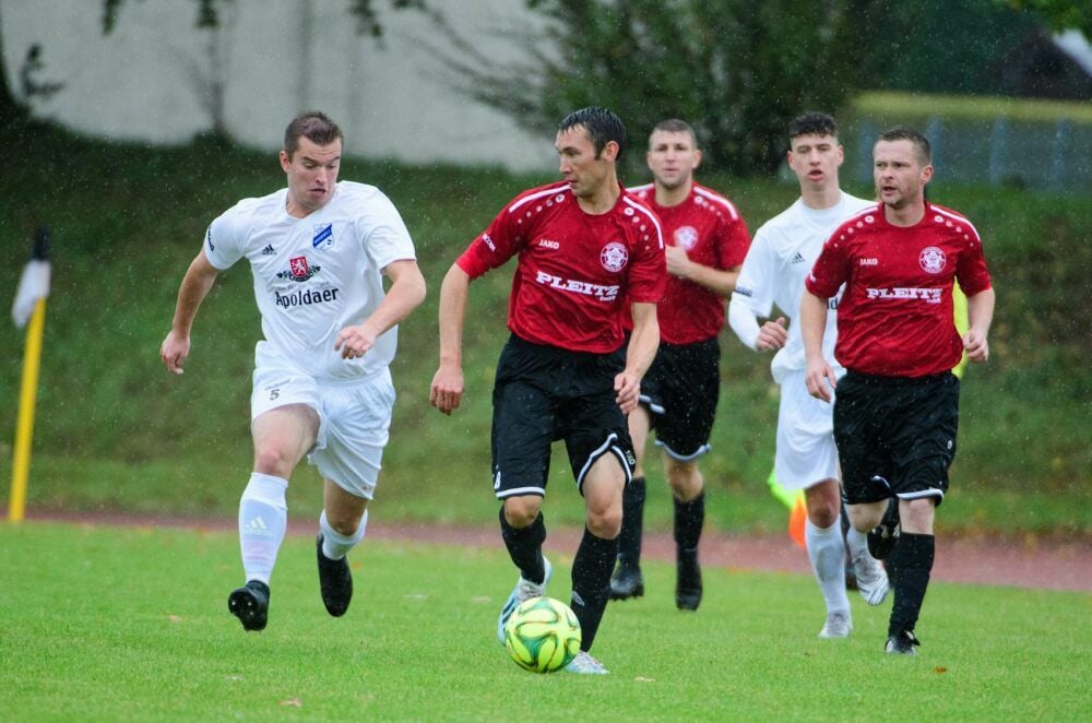 „Na, kommt da noch jemand?“ scheint sich BSC-Spieler Maximilian Handt (2.v.l.) mit Blick auf den Laufweg des Weißenfelsers Jonas Weber zu denken. Die Lauchaer bezwingen die SSC-Zweite schließlich mit 1:0.