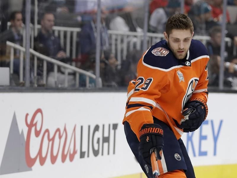 Leon Draisaitl hat mit den Edmonton Oilers eine weitere Niederlage kassiert. Foto: Ben Margot/AP/dpa