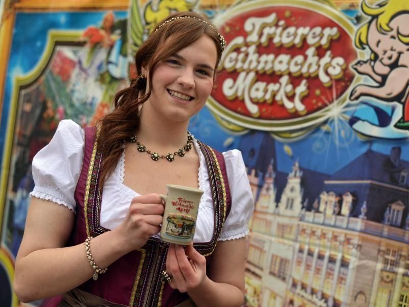 Die Glühweinkönigin ist auf dem Weihnachtsmarkt in Trier als Hoheit unterwegs. Foto: Harald Tittel