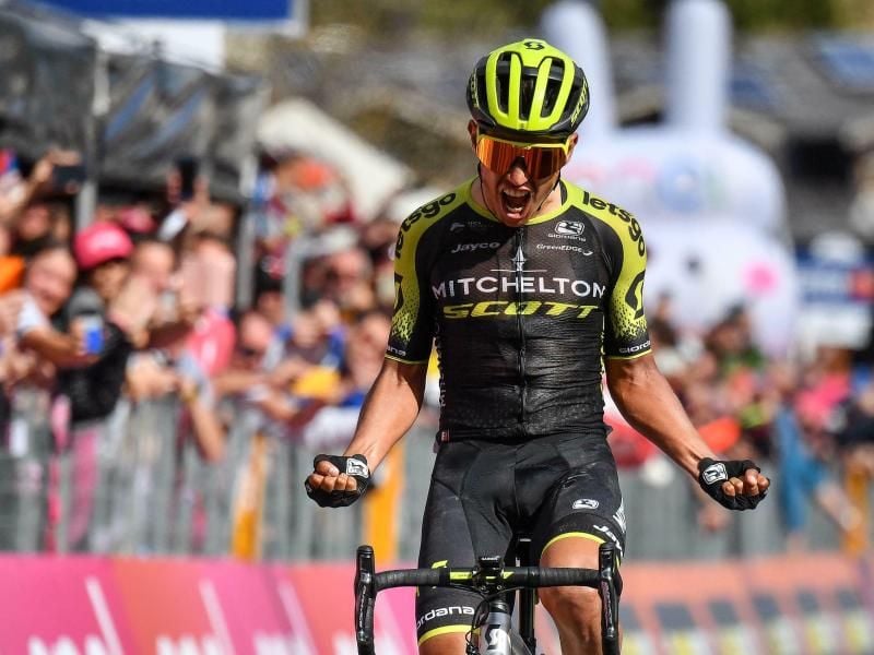 Esteban Chaves feiert seinen Solosieg auf der 19. Etappe beim 102. Giro d'Italia. Foto: Alessandro Di Meo/ANSA