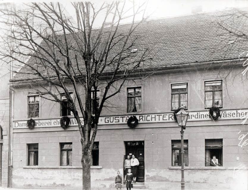 Lutzmanns Werkstatt war seit 1898 im Hinterhof des Gebäudes der „Färberei Richter“ in der Wasserstadt untergebracht.