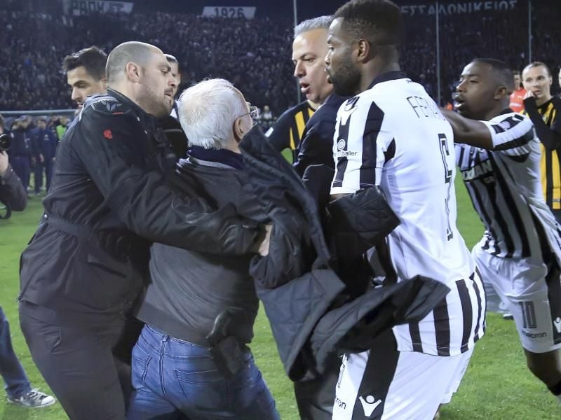 Paok-Boss Iwan Savvidis (2.v.l) stürmte mit einem Revolver bewaffnet beim Spiel gegen AEK Athen auf den Platz. Foto: InTime Sports/AP