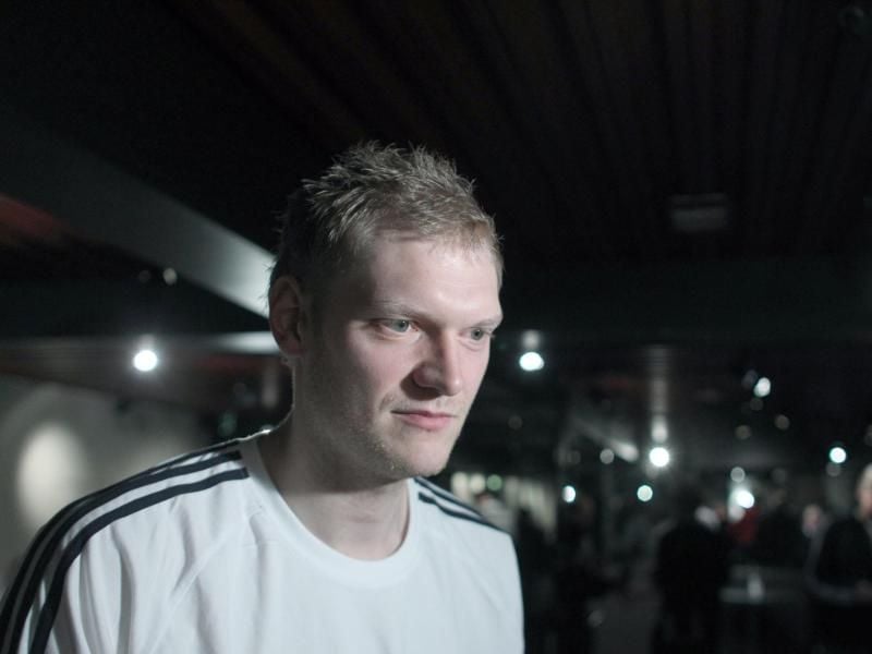 Handballtorhüter Johannes Bitter unterzieht sich wegen anhaltender Rückenschmerzen einer Bandscheiben-OP. Foto: Jens Wolf