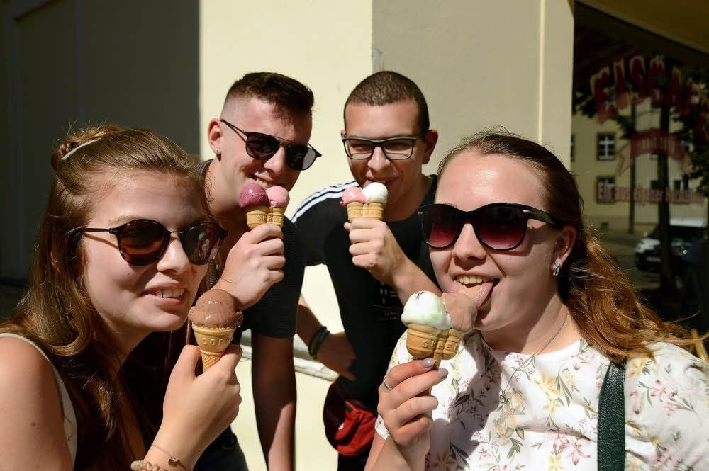 Die Zeitzerinnen Julia Rothe (li.) und Kristina Levina gehen mit ihren Besuchern Gront Routson (li.) und Marko Dimitrievski aus Prescott (Arizona) ein Eis schlecken. Die Abiturientinnen kennen die Jungen durch einen Schüleraustausch. Die Amerikaner sind schon fertig mit der Schule und machen eine drei Monate lange Europatour, die sie über Zeitz führt. Weitere Stationen sind Amsterdam, Prag, Bratislava, Skopje und Belgrad.