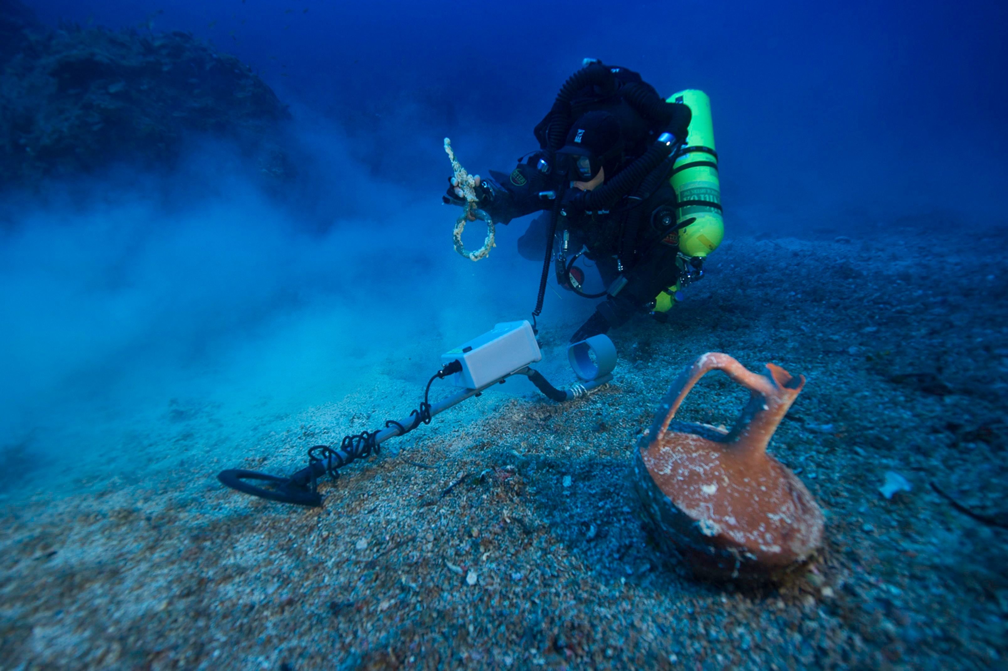 Taucher suchen in der Nähe des Wracks, das bei der griechischen Insel Antikythera gefunden wurde.